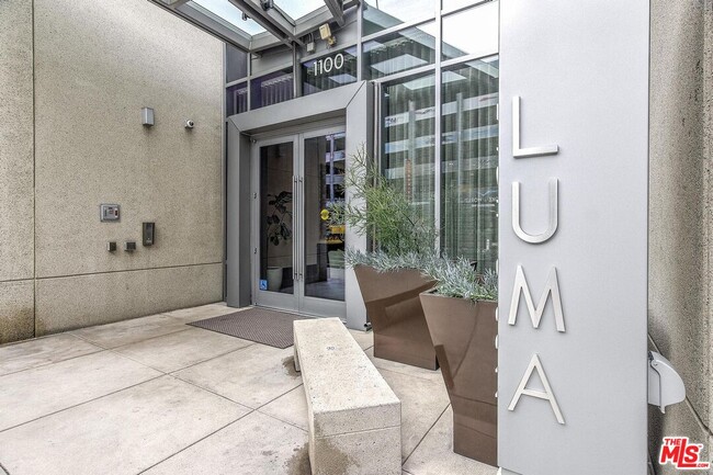 Building Photo - 1100 S Hope St