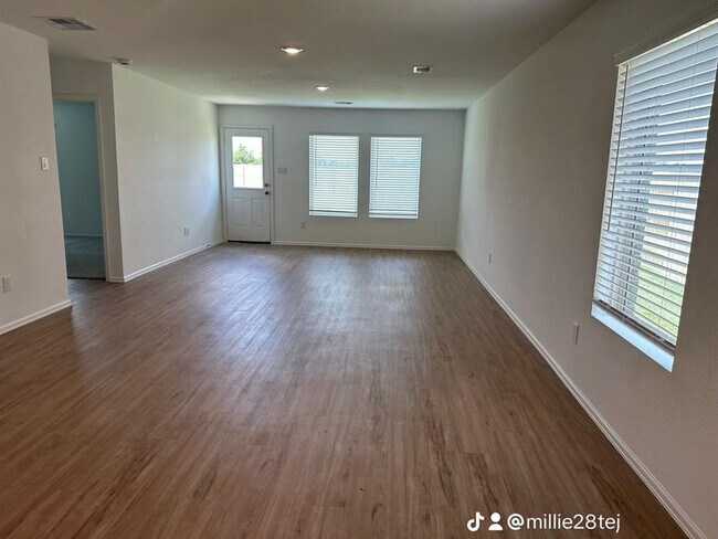 Building Photo - 7411 Birch Harvest Dr