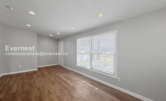 Building Photo - 3 Bed, 2 Bath Home with Fenced Yard / Pet-Friendly / Vouchers Accepted / Available Now!