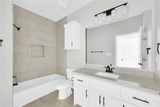 Building Photo - 14 E 13th St