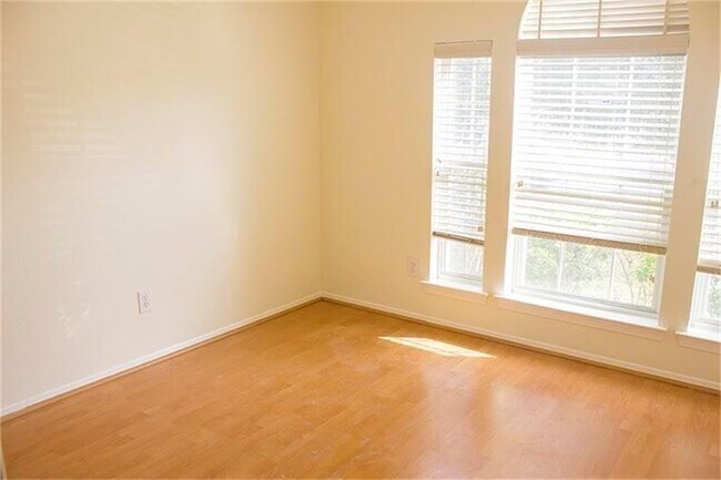 Foto del edificio - 3618 Wingate Park Dr