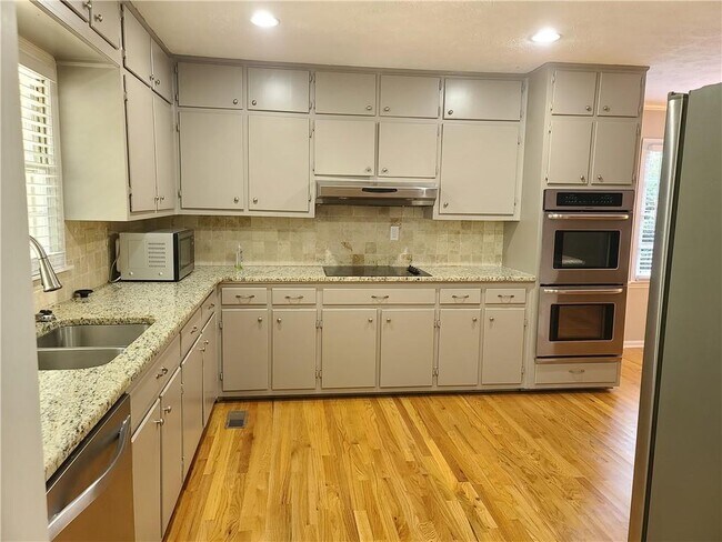 Foto del edificio - 2520 Riverglenn Cir