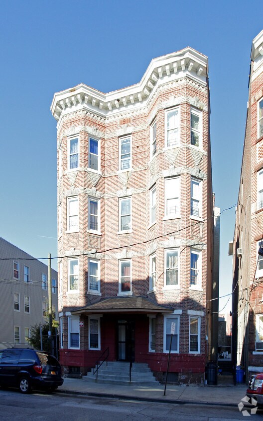 Building Photo - 13 Knowles St