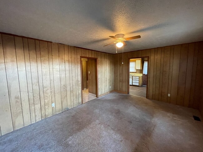 Building Photo - 2/1 Duplex Apartment Available