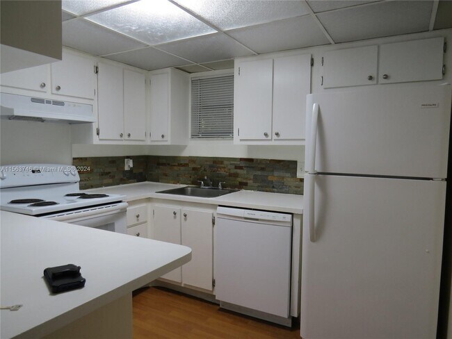 Foto del edificio - 8290 Lake Dr