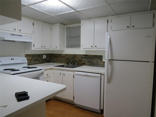 Building Photo - 8290 Lake Dr