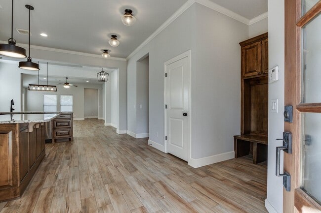 Building Photo - Luxury living in gated Valencia