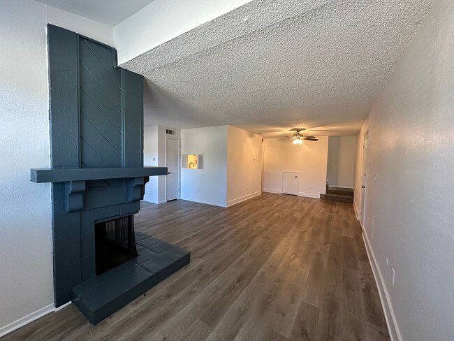 Building Photo - Charming 2-Bed Unit in Dallas!