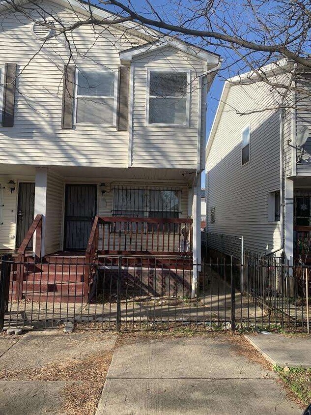 Primary Photo - 359 Halladay St