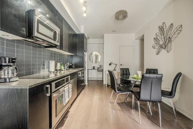 Photo du bâtiment - 110 Eglinton Ave E