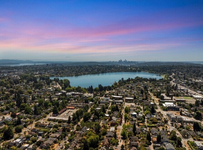 Foto del edificio - Top Floor 2-Bed Condo with Garage Parking