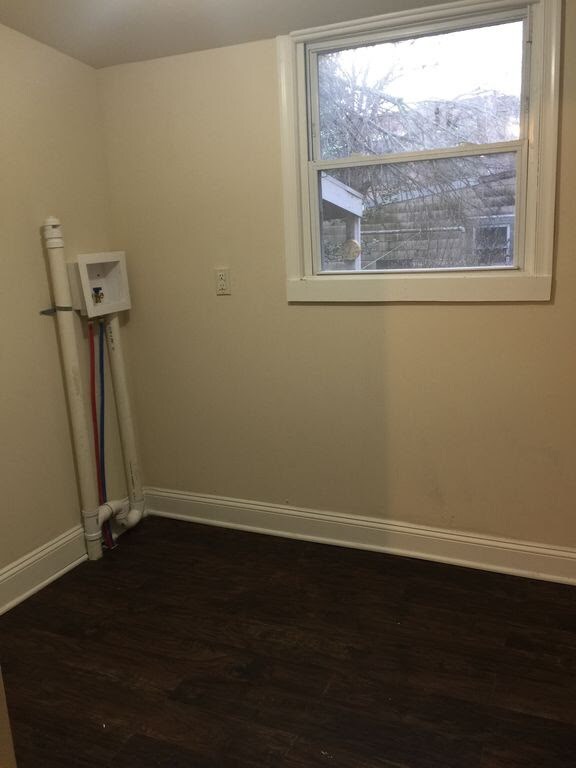 Building Photo - Great Home! New Kitchen with Granite Counters! Large Living Room!