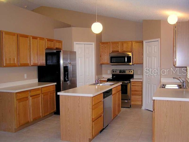 Building Photo - 4/2 in Deltona with fenced in yard!