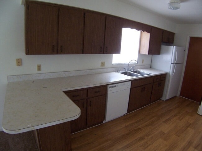 Building Photo - 3 Bedroom Home Near Lake Shipp