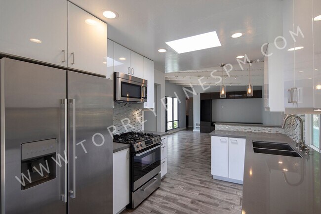 Foto del edificio - Gorgeous 3 br Home in Del Mar with W/D In Unit and Basketball Court!