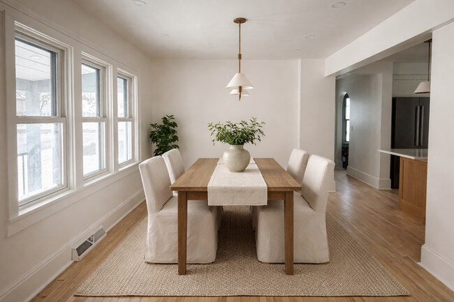 Comedor - puesta en escena con IA - 1028 E Meadow Pl