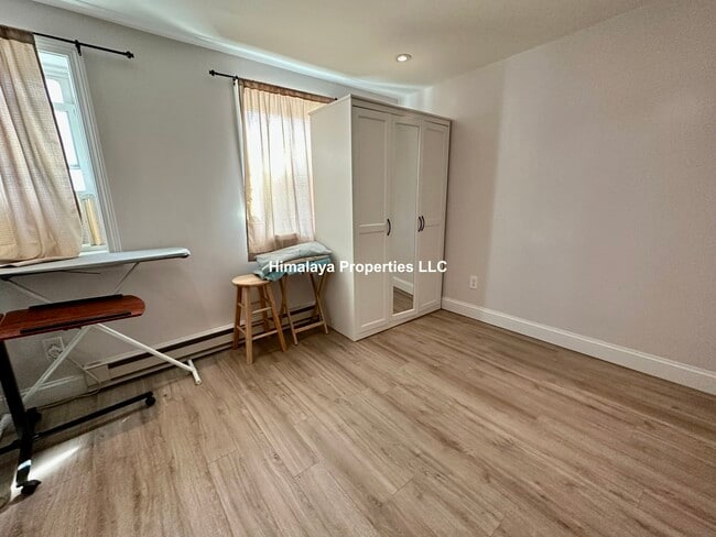 Building Photo - 122 D St