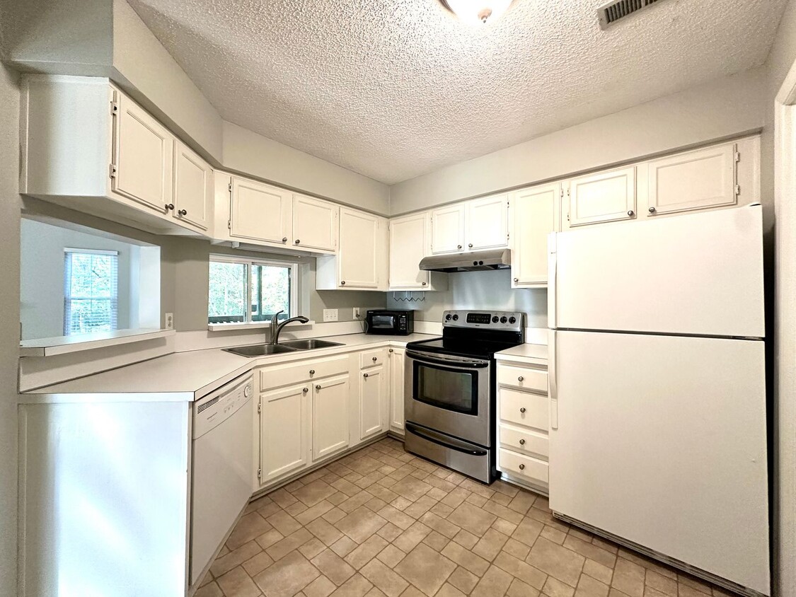 Foto principal - **MOVE IN SPECIAL!**Charming 2BR/2BA Condo...