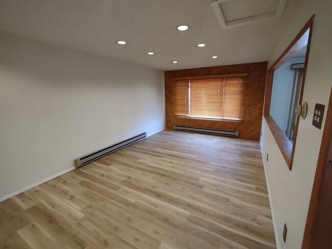 Foto del edificio - ALL PROSPECTIVE TENANTS MUST SUBMIT A $58 ...
