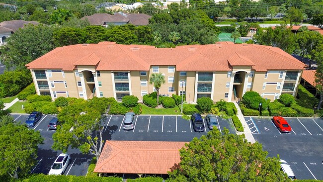 Building Photo - Charming 2 beds 2 baths condo, gated commu...