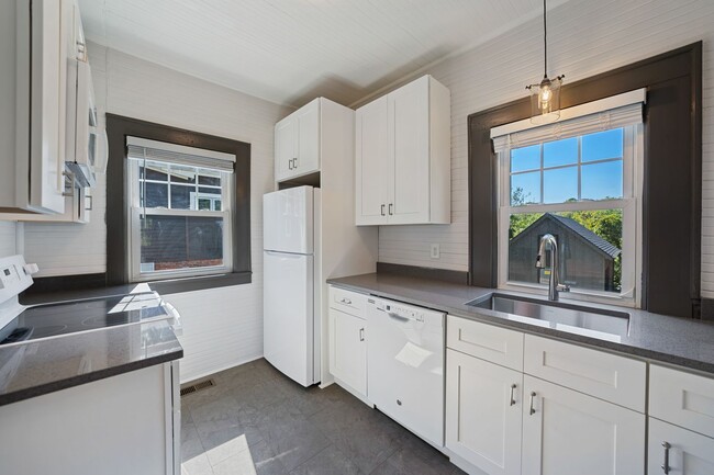 Building Photo - Available Now! Charming 2 bedroom home clo...