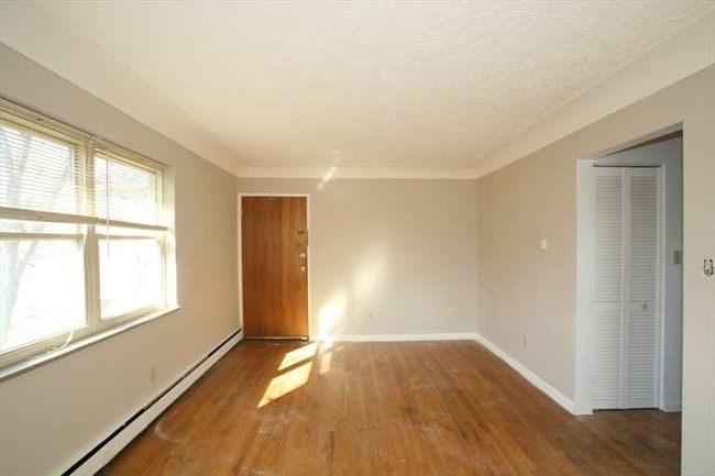 Interior Photo - 524 S Grand Ave