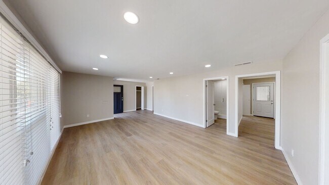 Building Photo - 4BD/2BA, Fully Renovated!!