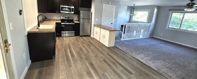 Building Photo - 2 Bedroom 1.5 Bathroom 1 Car Garage For Rent