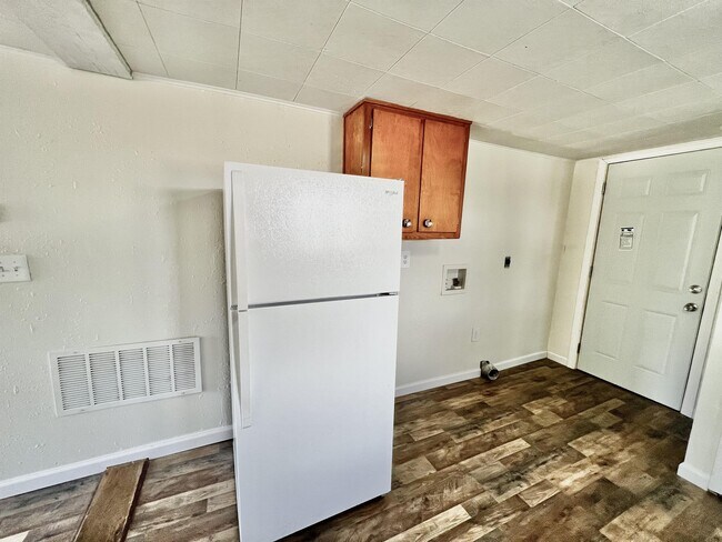 Building Photo - 410 S Oak Ave