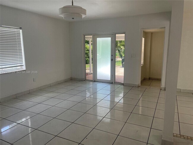 Foto del edificio - 1435 NE 173rd St