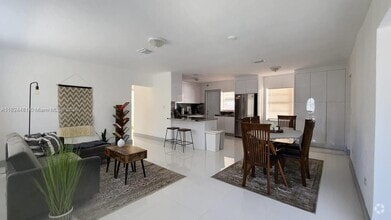Building Photo - 1320 SW 17th Ave