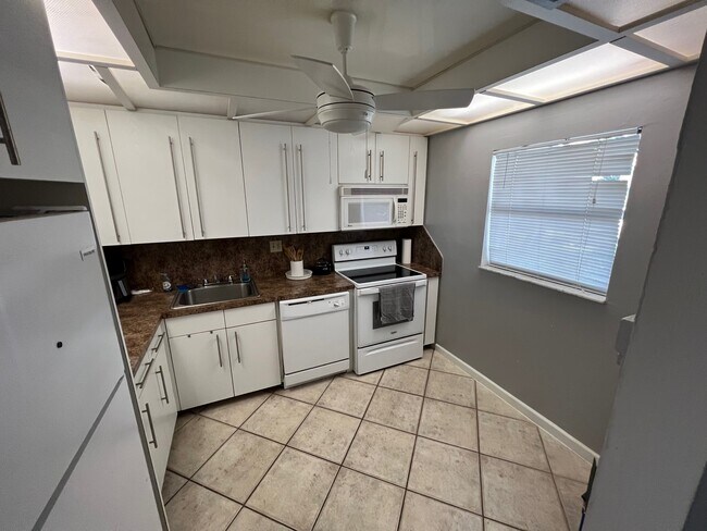 Foto del edificio - 8360 Sands Point Blvd