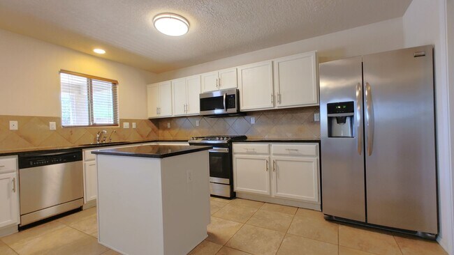 Foto del edificio - Roomy 3 Bedroom 2 Bathroom Home In Los Lunas!