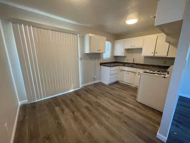 Building Photo - 2 Bedroom Walking Distance to Mather Air F...