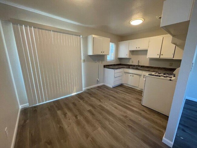 Foto del edificio - 2 Bedroom Walking Distance to Mather Air F...