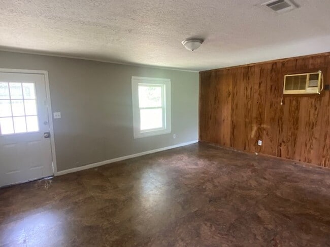 Foto del edificio - Renovated 2 Bedroom 1 Bath Unit for Rent!