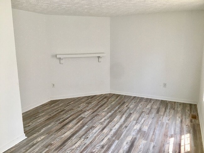 Building Photo - King George Spacious 2 Bedroom End Unit Townhouse