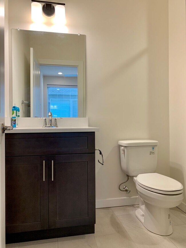 Building Photo - Gorgeous 3-Bedroom Townhome with Parking S...