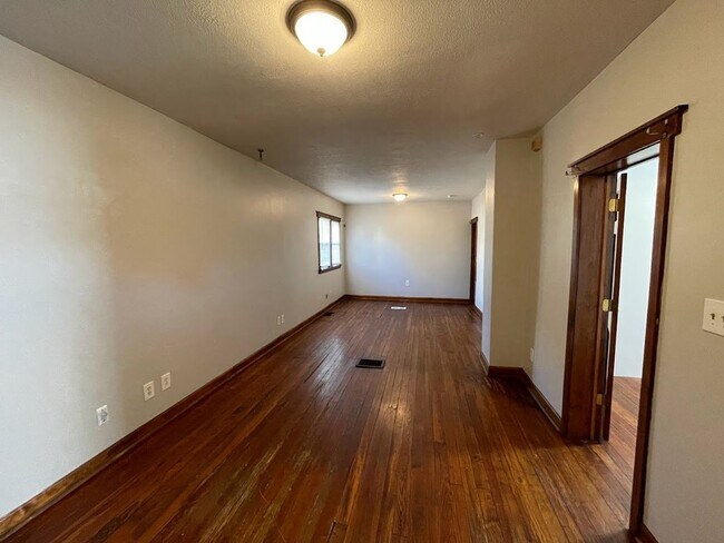 Foto del edificio - 697 N Main St