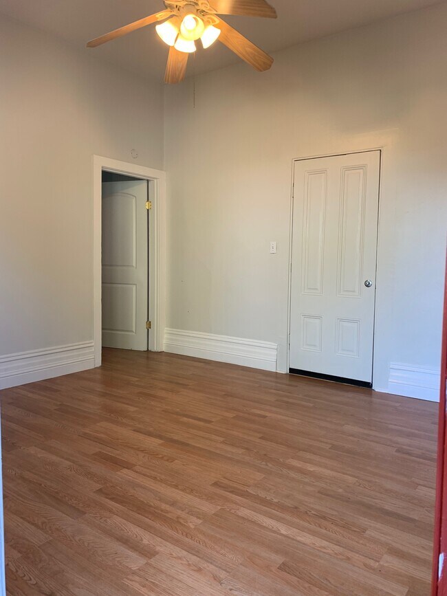Sala de estar con techos altos - 311 Lakeville St