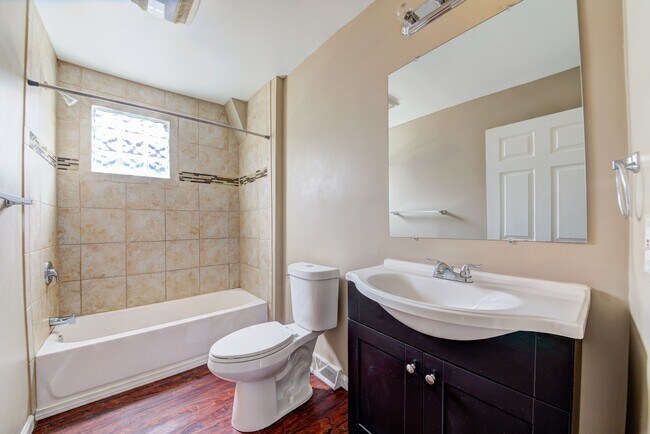 Building Photo - Available NOW  - Spacious 4+ Bedroom, 2 Ba...