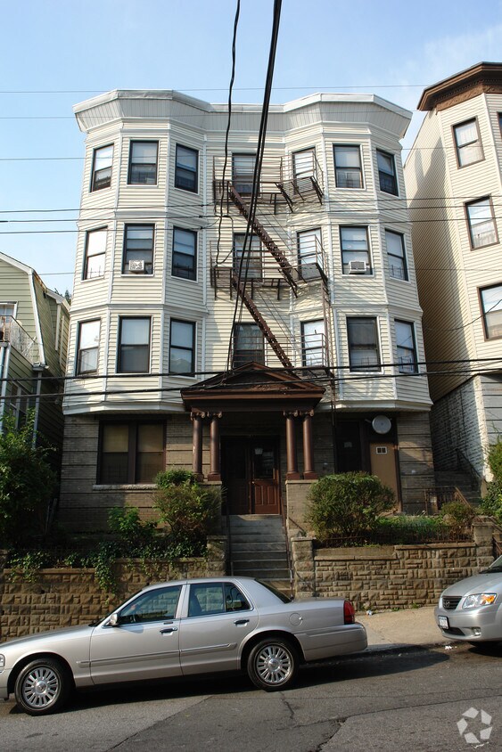 Foto principal - 121 Saratoga Ave