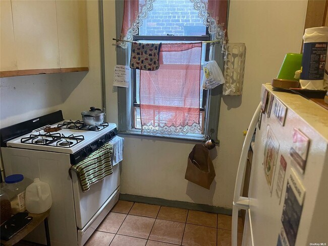 Foto del edificio - 100-18-100-37 37th Ave