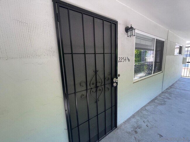 Foto del edificio - 2254.5 Garnet Ave