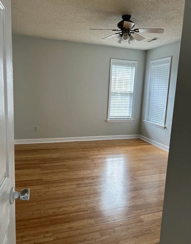 Foto del edificio - Spacious beautiful 5 bedroom 2.5 bath home...