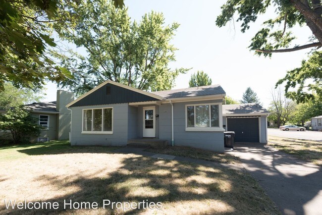 Building Photo - 24 NE Ash Ave