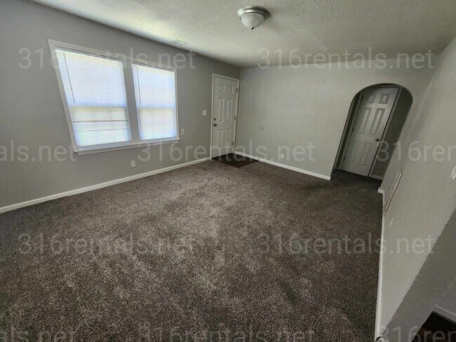 Foto del edificio - $1095 - 3 bedroom / 1 bathroom - Single Fa...