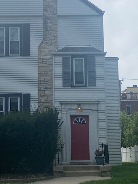 Building Photo - 325 Home Ave
