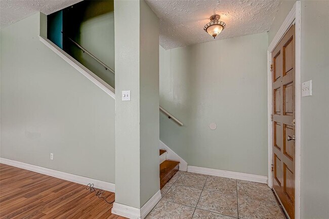 Building Photo - 2026 Sandy Knoll Dr