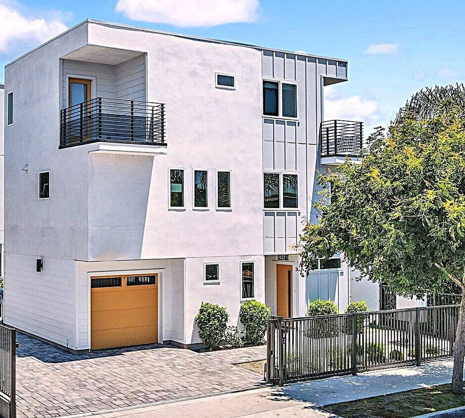 Foto principal - Beautiful 2 bed 1 bath modern apartment in...